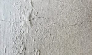 Pintar la humedad de la pared del sótano